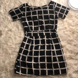 Black and white dress with pockets!